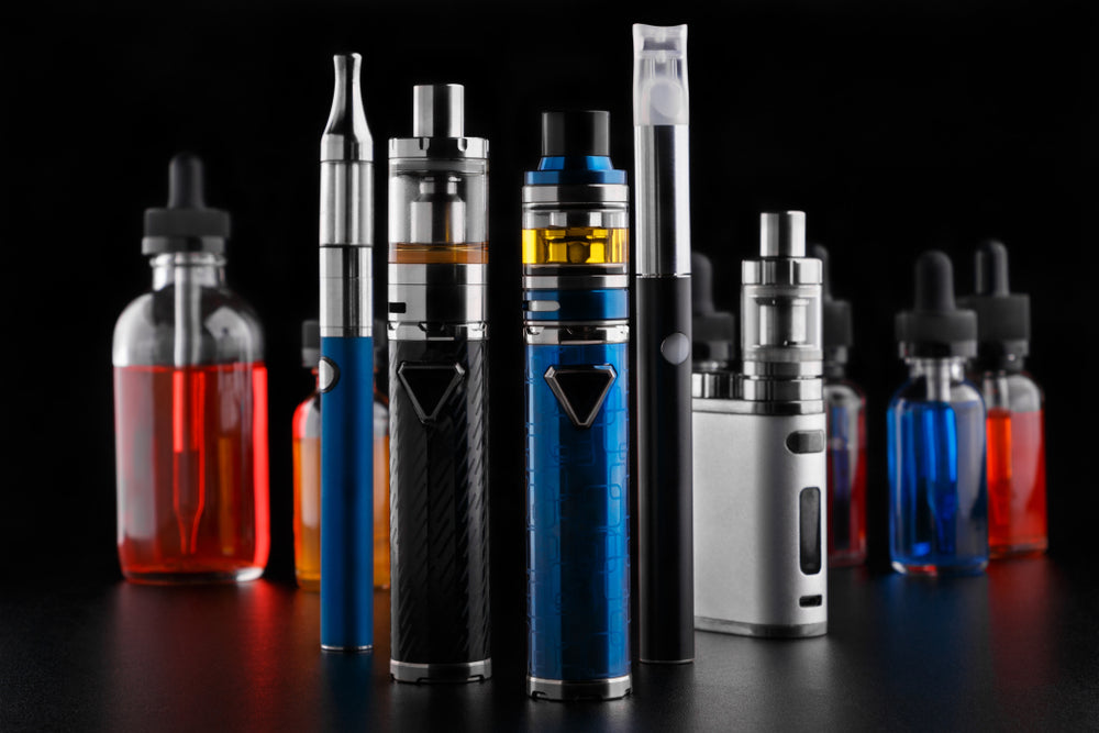What type of e-liquid can be used with the Aspire R1 vape device?
